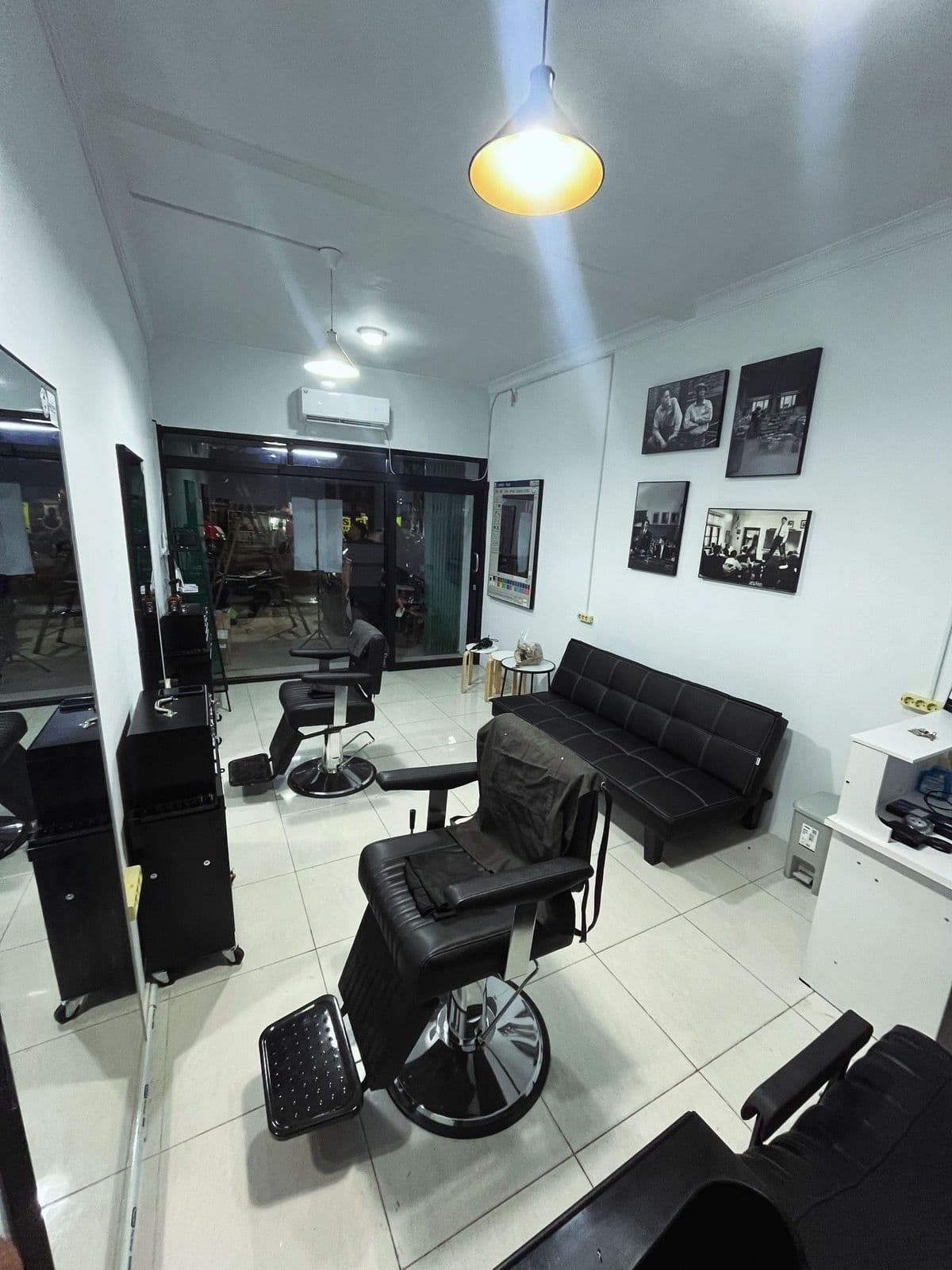 Suasana interior barbershop Senshi yang klasik dan rapi
